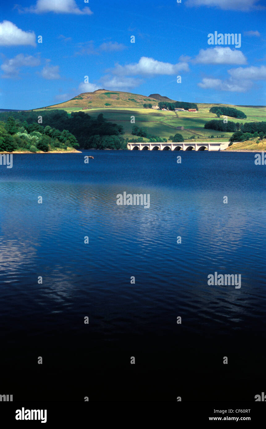 Ein Blick über Ladybower Vorratsbehälter. Der Bau des Damms Ladybower 1935 verursachte heftige Auseinandersetzungen, da es ging die Stockfoto