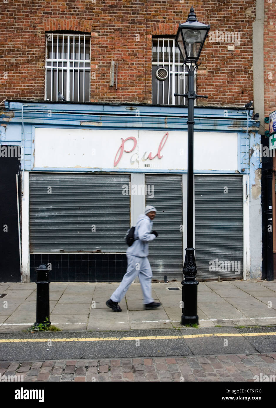 Ein Jüngling, zu Fuß entlang der Battersea High Street. Stockfoto