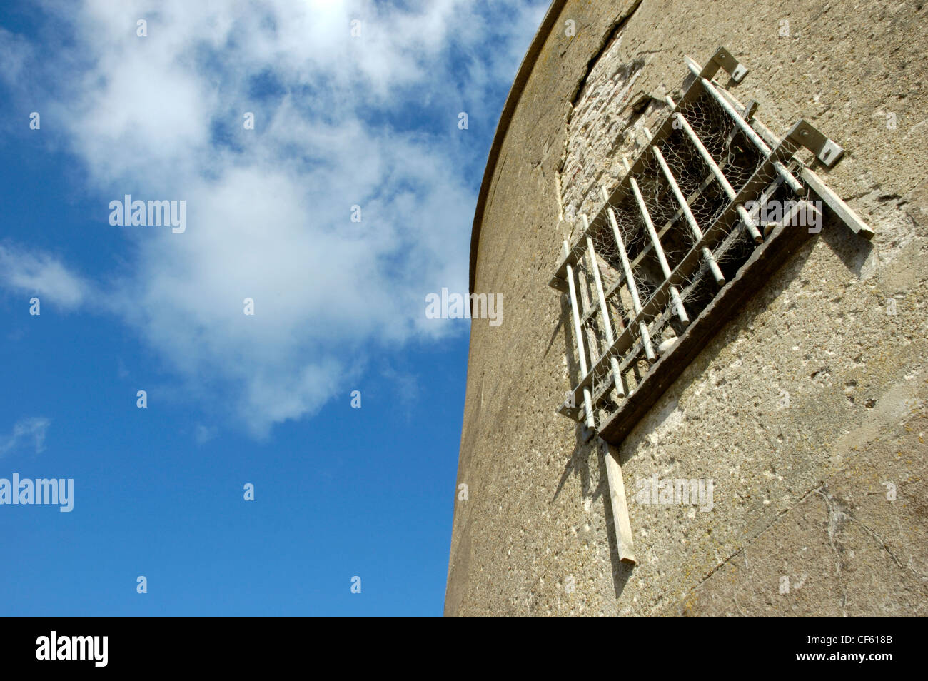 Detail der Martello Tower No. 66 durch die Sovereign Harbour-Eingang. Die Martello-Türme wurden Teil Englands Meer Abwehrkräfte d Stockfoto