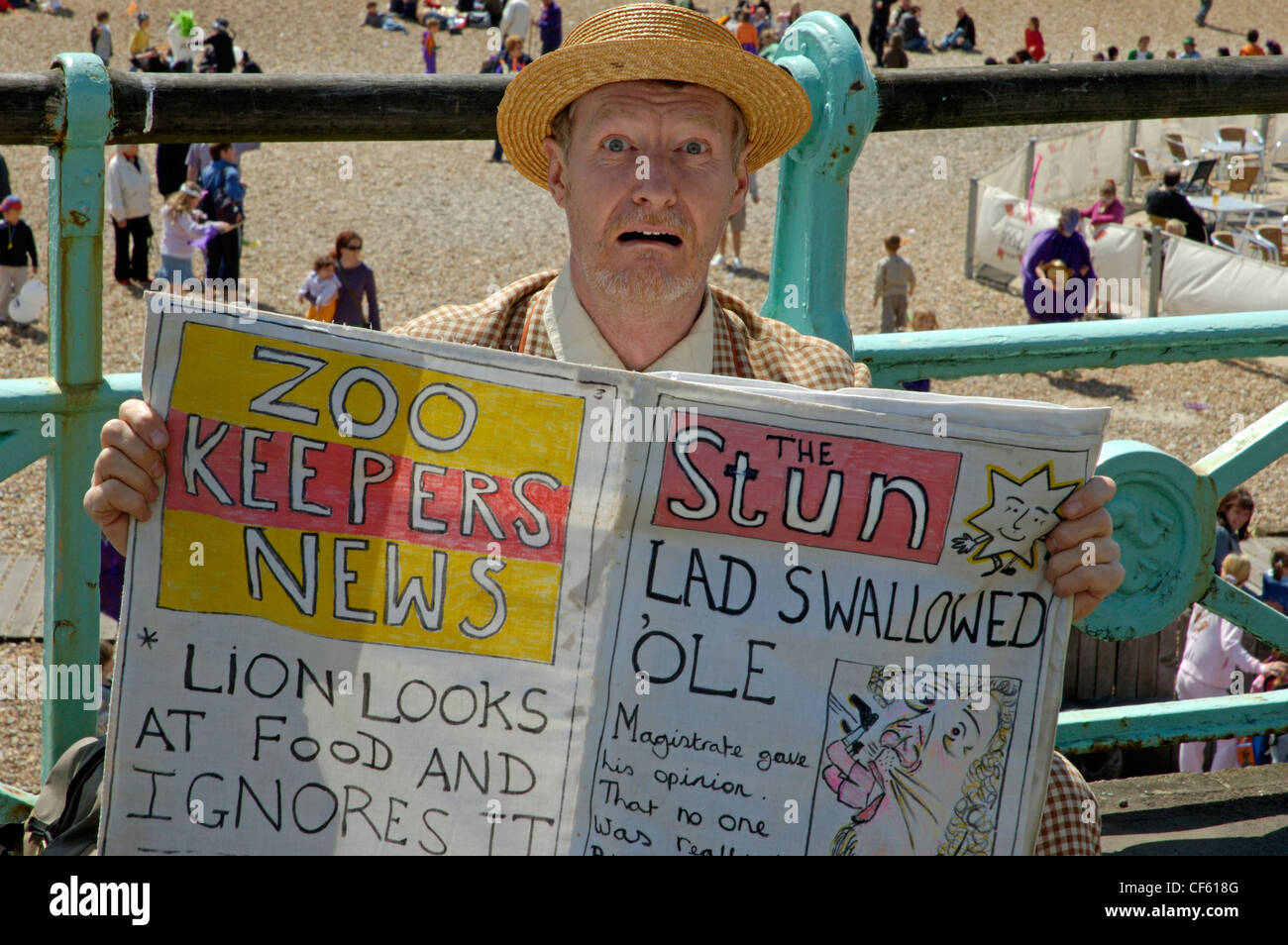 Eine Darsteller auf der Strandpromenade während das Brighton Festival fördert seine Show. Das Brighton Festival ist eine jährliche Plattform für theat Stockfoto