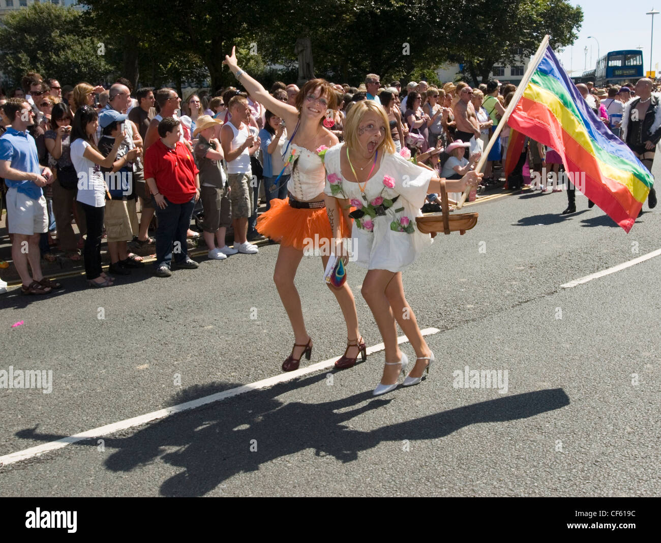 Zwei Mädchen in der Parade in Brighton Pride. Brighton Pride ist die Gay-Pride-Veranstaltung in der Süd-Küste-Stadt, die eine massive anzieht Stockfoto