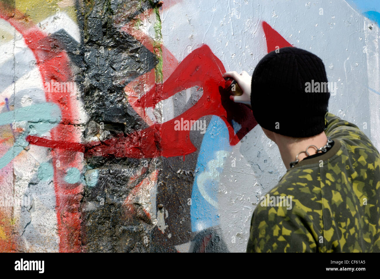Ein junger Mann sprüht Graffiti an der Wand in Brighton. Bereiche der Südküste Stadt wurde beiseite für Graffiti-Künstler in einem Stockfoto