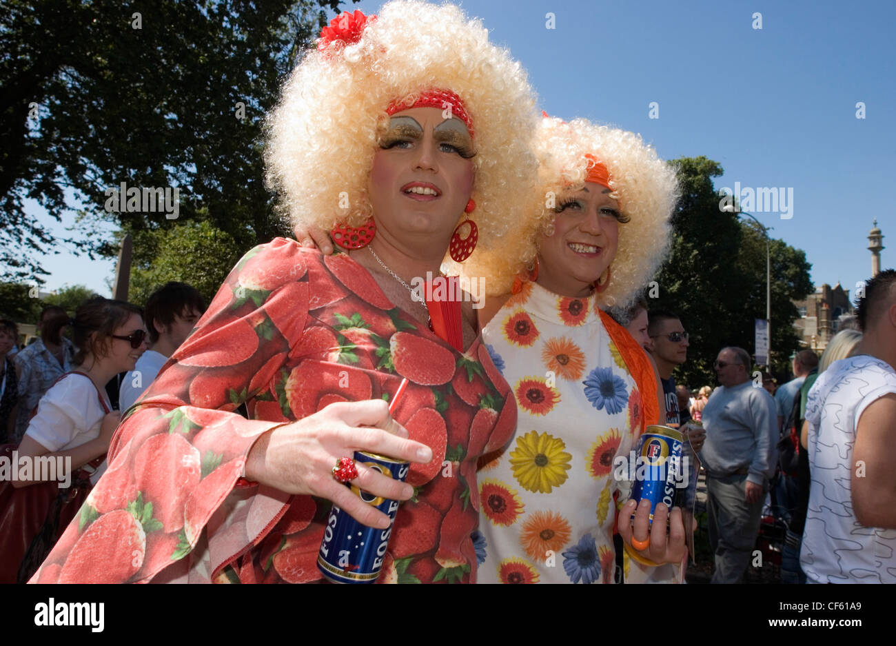 Zwei Männer gekleidet in Brighton Pride. Brighton Pride ist die Gay-Pride-Veranstaltung findet jedes Jahr in der Stadt der Südküste. Stockfoto