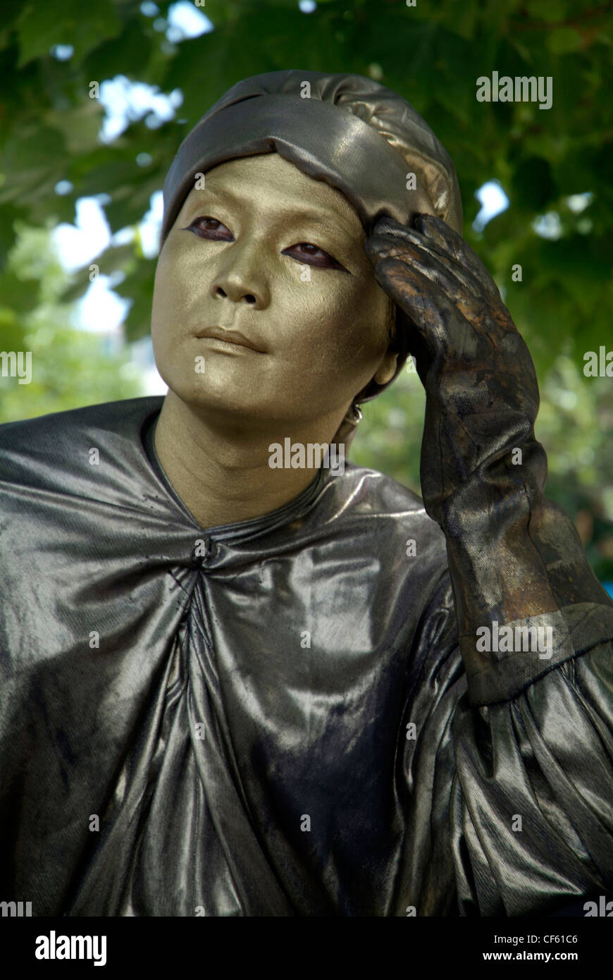 Ein Pantomime tarnt sich als eine Statue auf der South Bank. Stockfoto