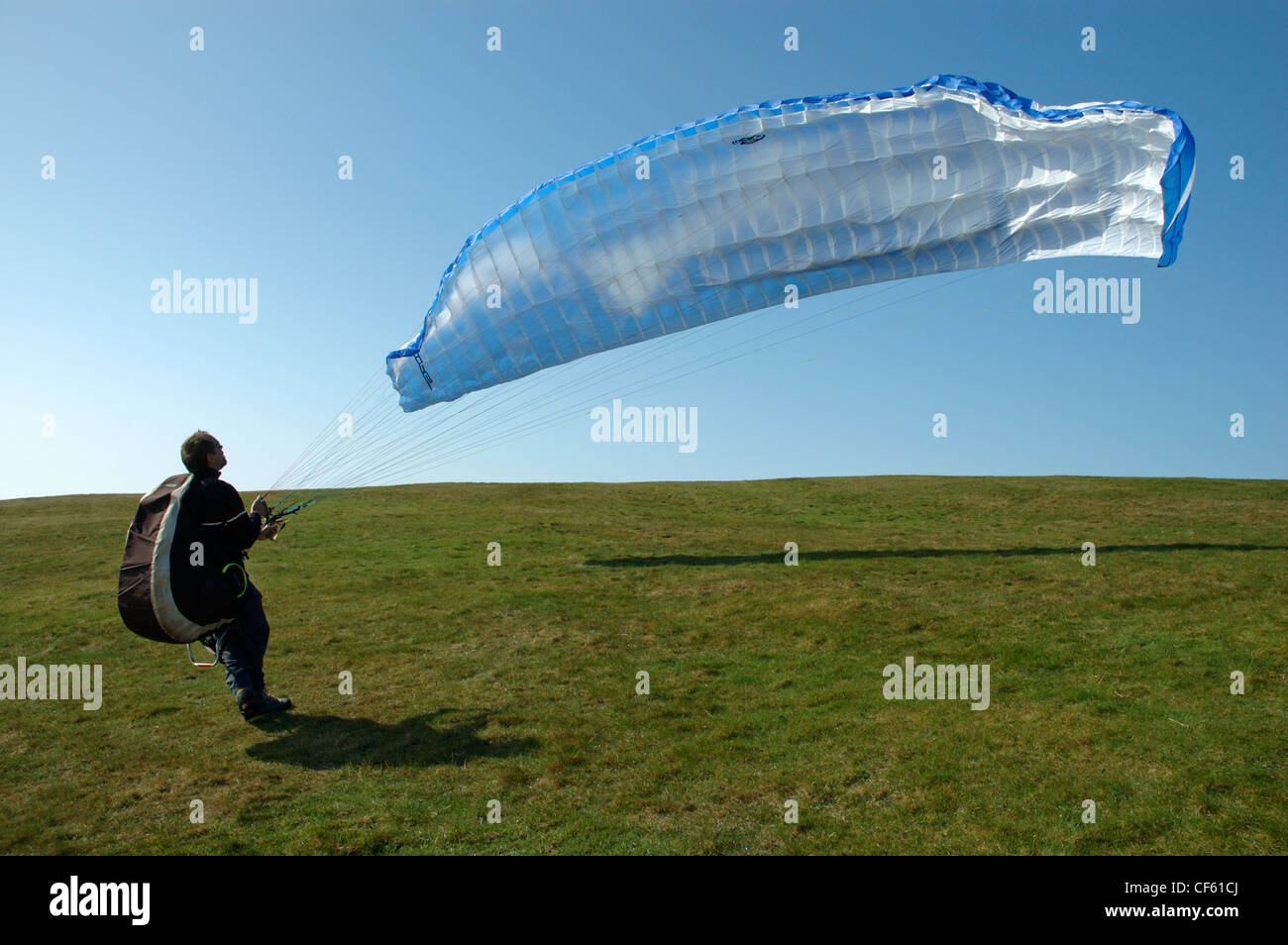 Ein Gleitschirm prüft die Windrichtung und-Stärke für Start am Beachy Head. Stockfoto