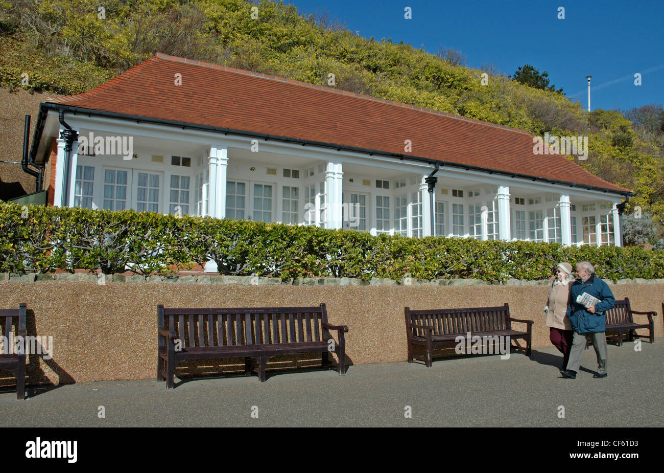 Zwei Personen Fuß entlang der Strandpromenade in Eastbourne. Stockfoto