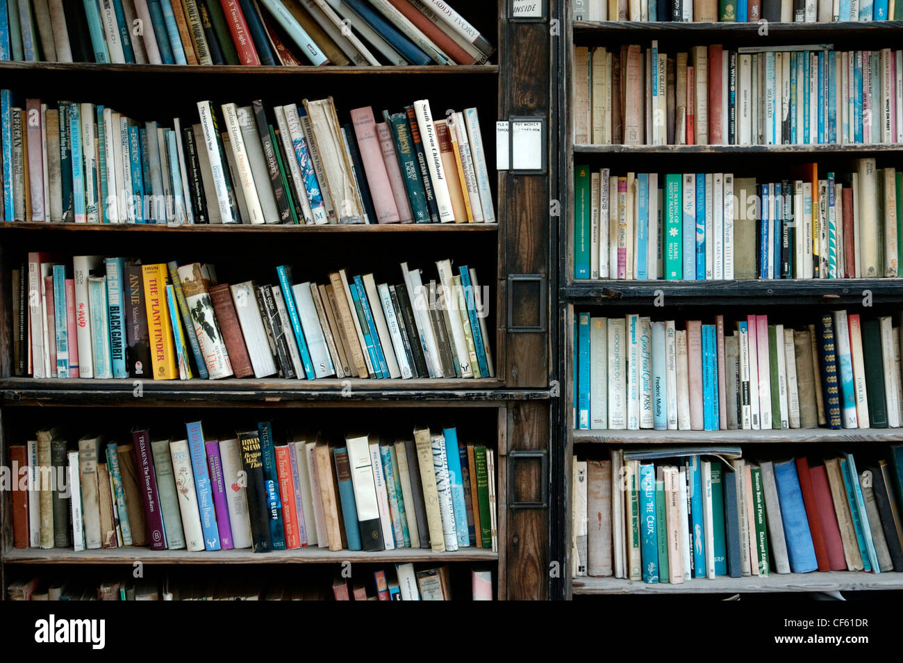 Bücher auf dem Display außerhalb einer alten Buchladen in Lewes. Stockfoto