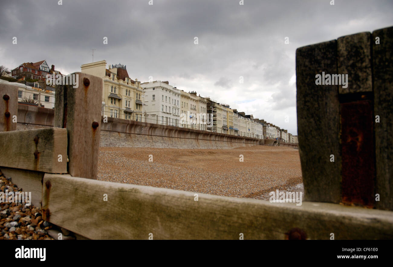 Blick in Richtung der Promenade in Hastings an einem bewölkten Tag. Stockfoto