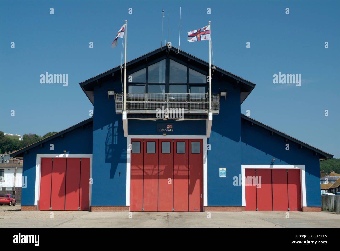 Die RNLI-Rettungsstation am Strand von Hastings. Stockfoto