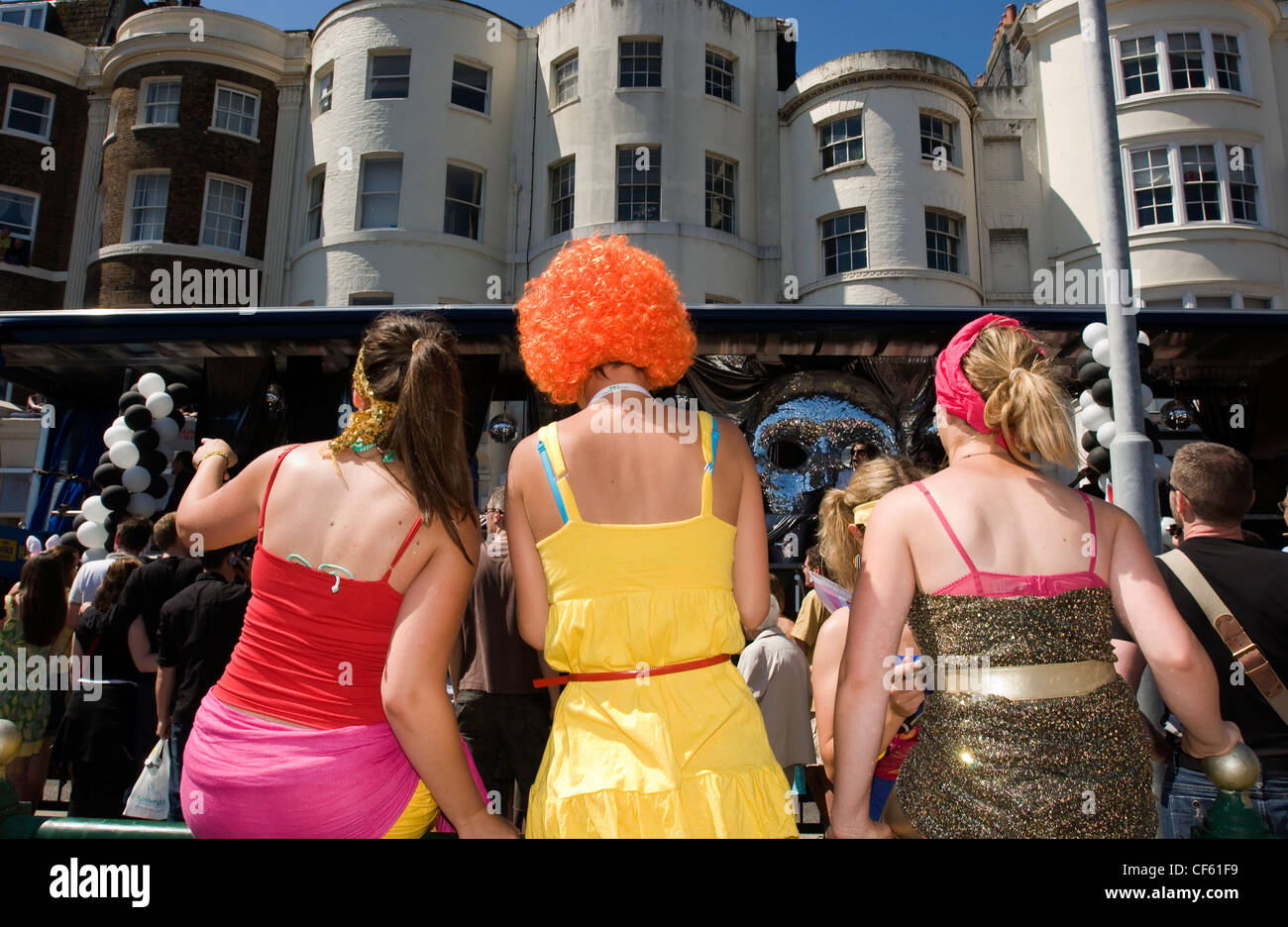 Zuschauer beobachten die jährliche Gay Pride Parade Brighton Stadtzentrum passieren. Stockfoto