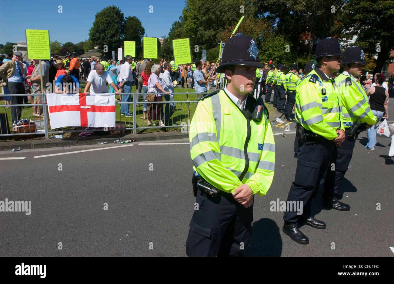 Polizei-Form einen Kordon um anti-Homosexuell Demonstranten während der jährlichen Gay Pride Parade in Brighton. Stockfoto