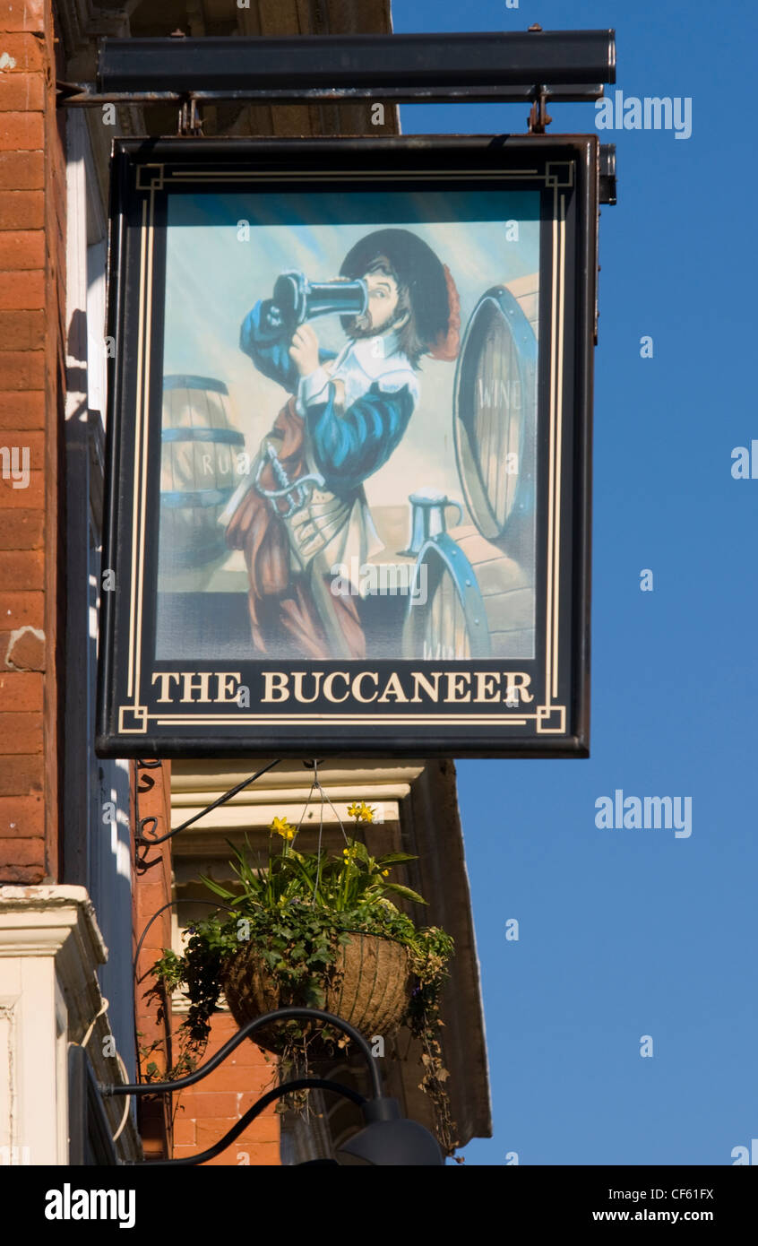 Eine traditionelle britische Pub Schild The Buccaneer Public House in Eastbourne. Stockfoto