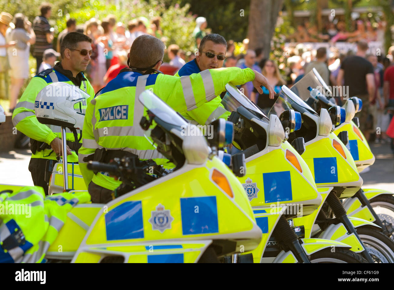Polizei bei Brighton Pride überwachen die Gay-Pride-Festival jährlich in Brighton. Stockfoto