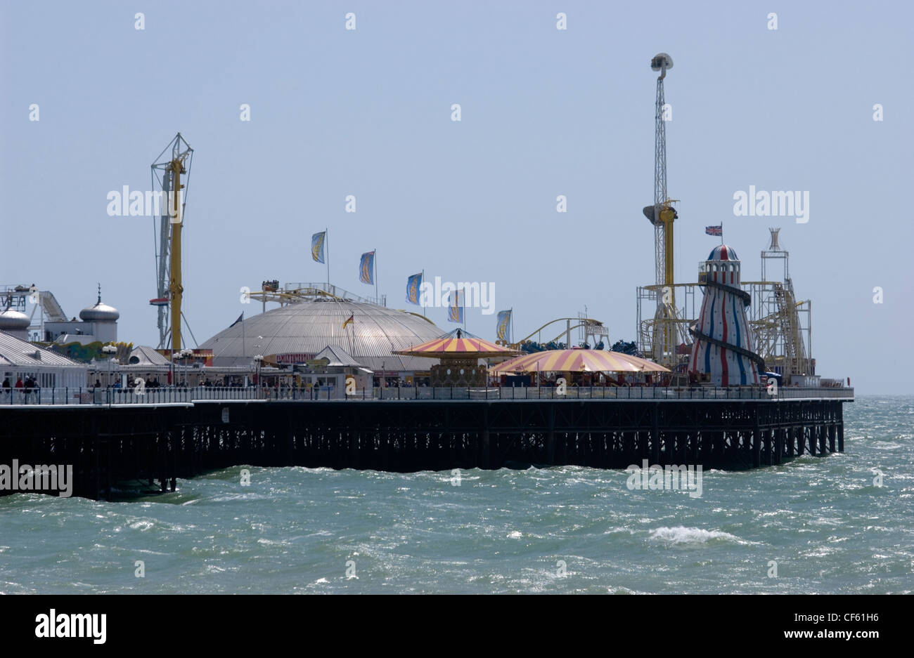 Ein Blick auf die Kirmes am Ende der Pier von Brighton. Stockfoto
