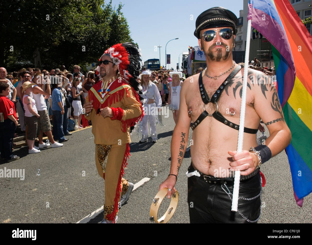 Männer in Kostümen, die Teilnahme an der Brighton jährliche Gay Pride Parade. Stockfoto