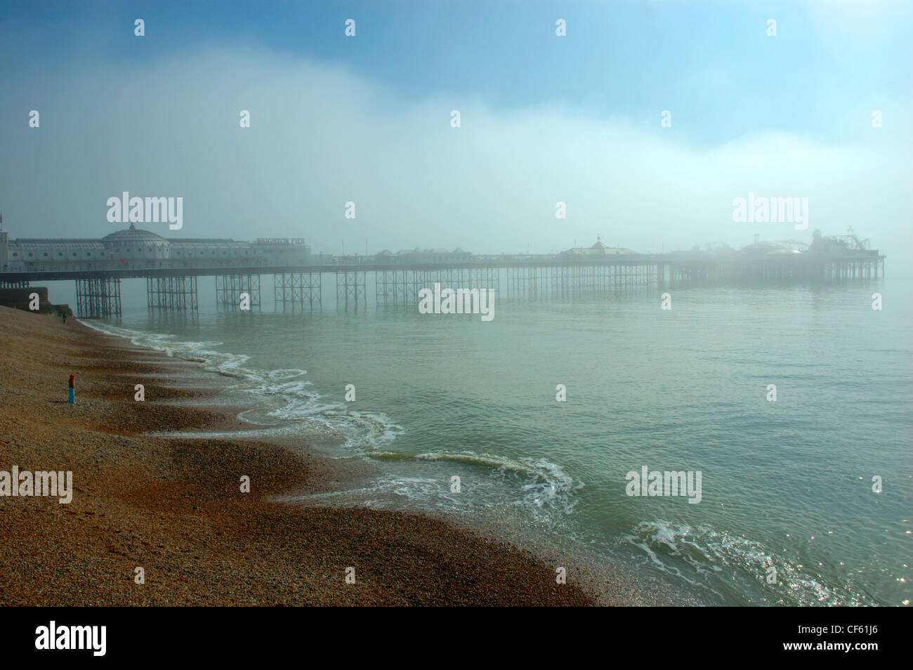 Ein Blick in Richtung Brighton Pier durch den Nebel. Stockfoto