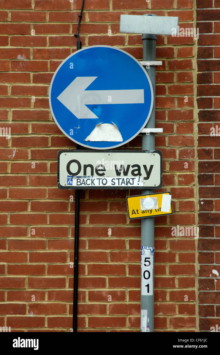 One Way Straßenschild mit einem humorvollen Aufkleber drauf geschrieben. Stockfoto