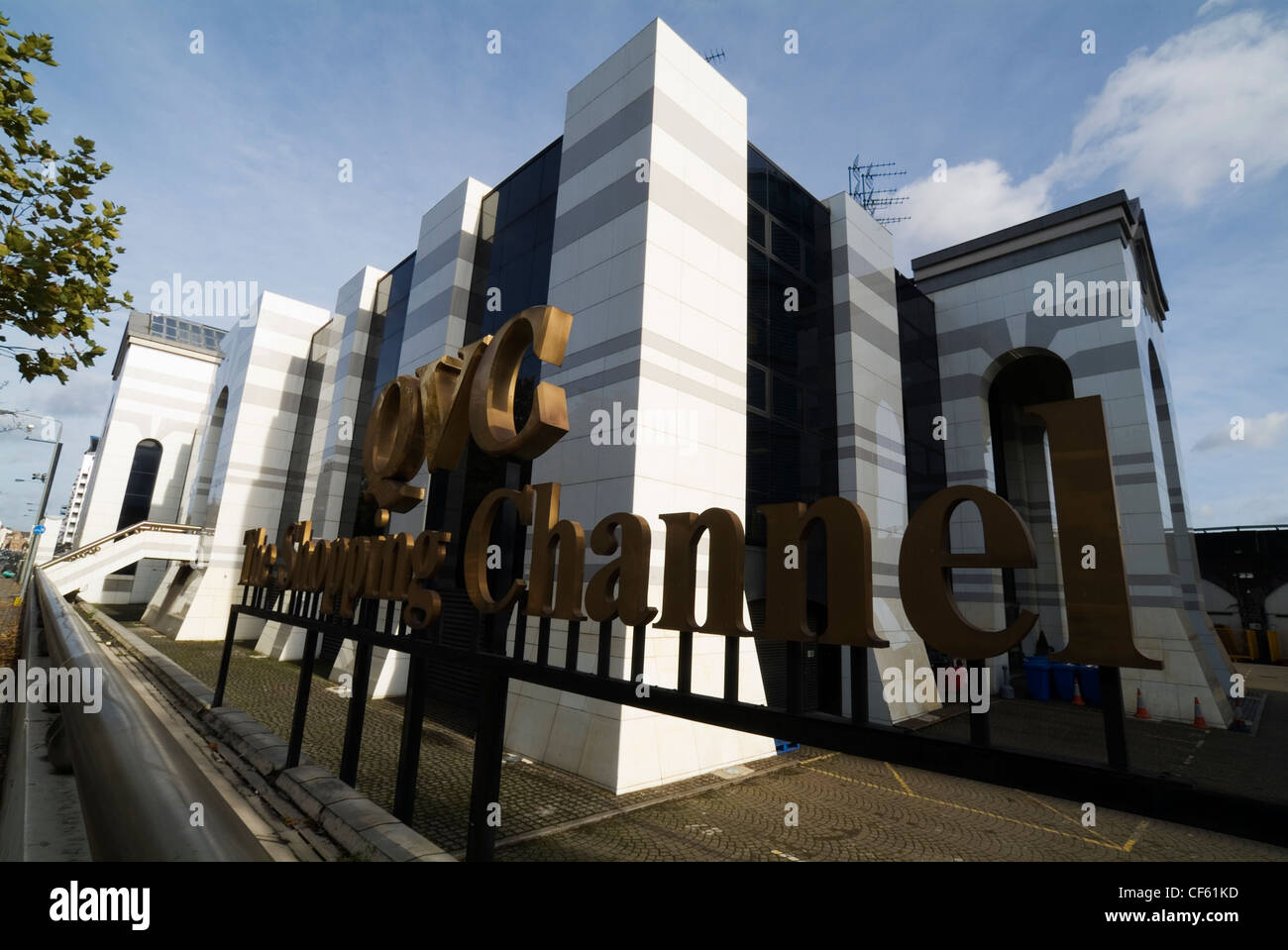 Der Hauptsitz von QVC im Marco-Polo-Haus in Battersea. Stockfoto