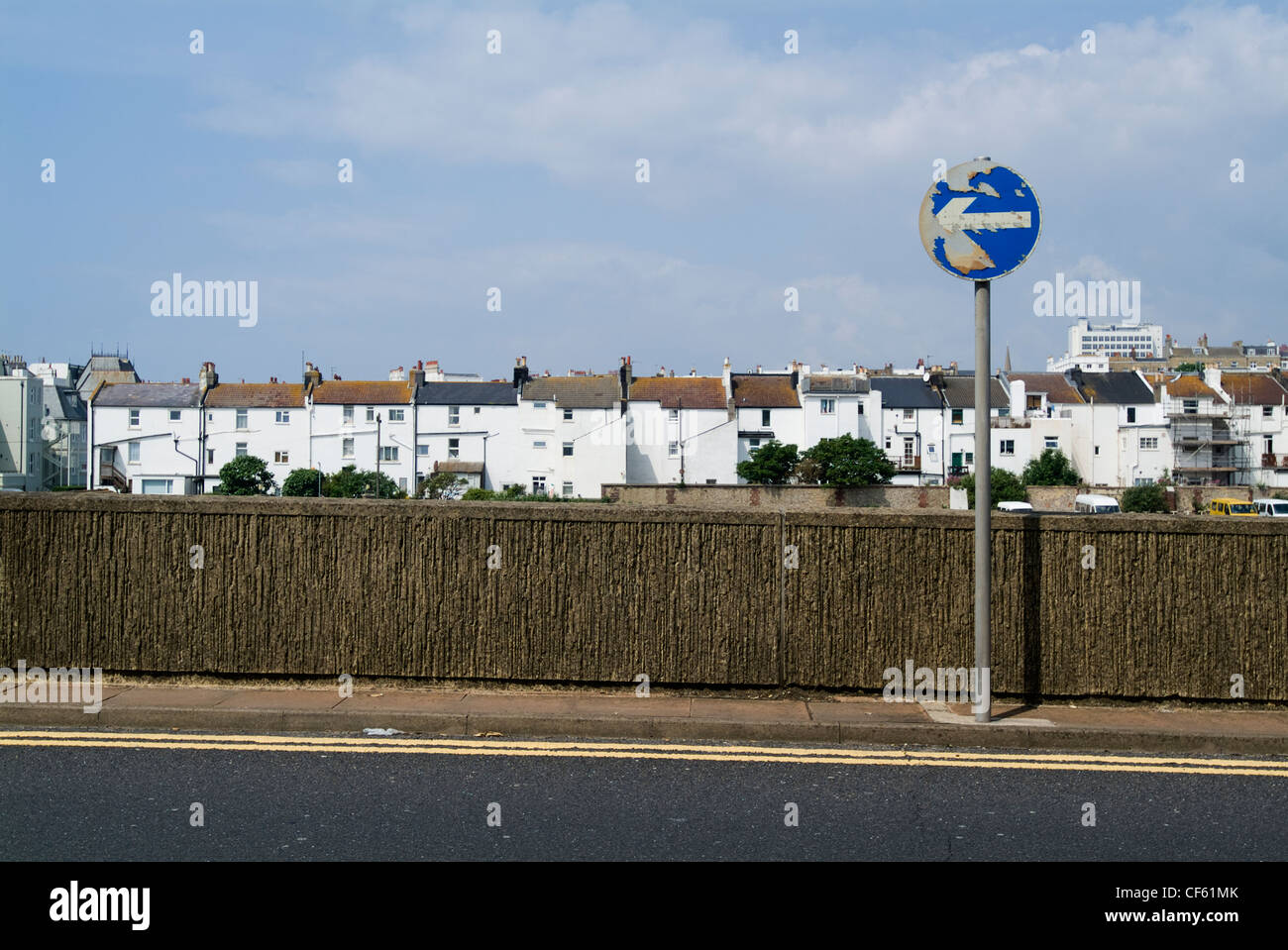 Eine Straße Szene zeigt Reihenhaus wohnen und ein One Way-Verkehrsschild In Brighton. Stockfoto