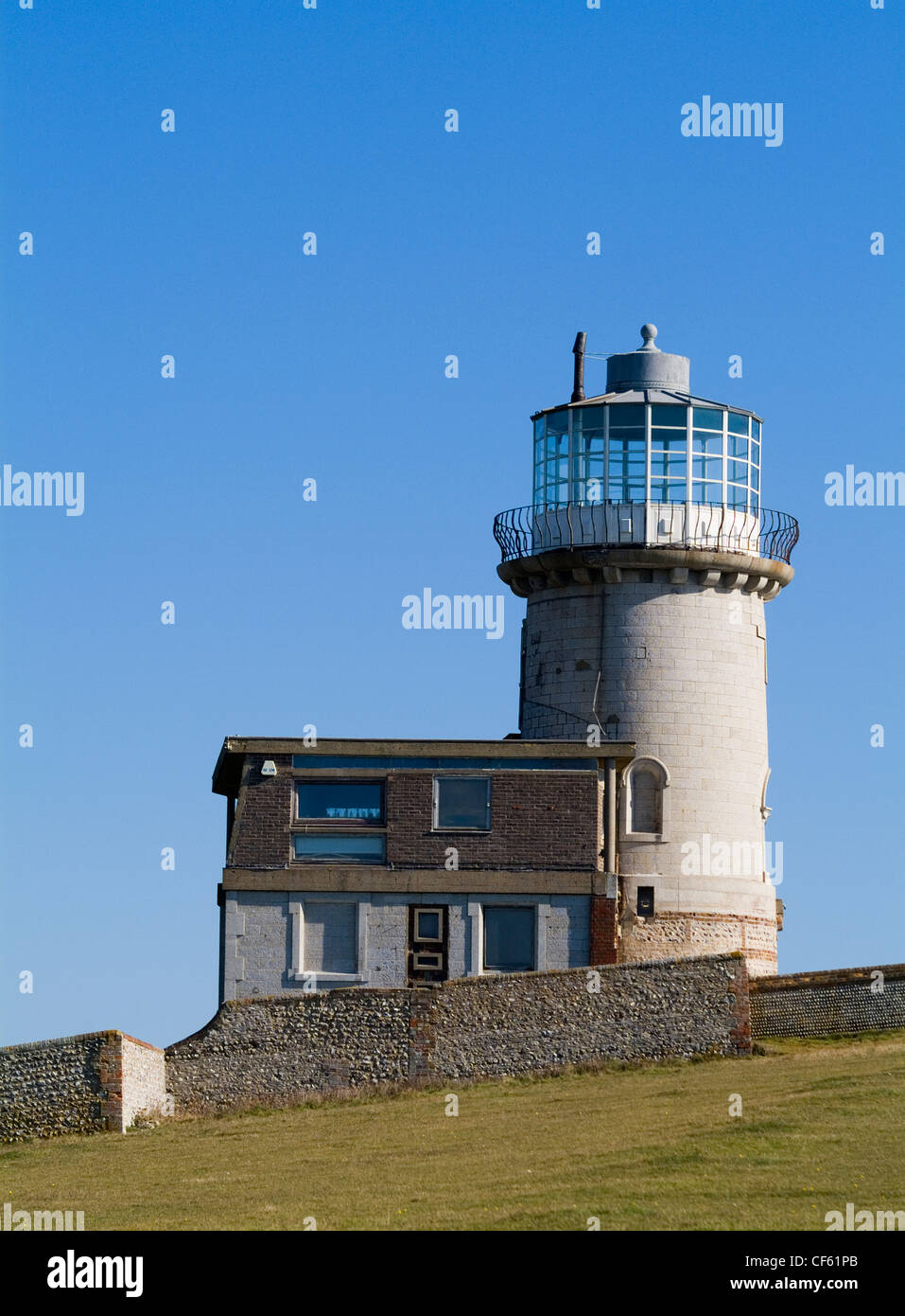 Belle Tout Leuchtturm befindet sich in der Nähe der Klippe am Beachy Head. Stockfoto