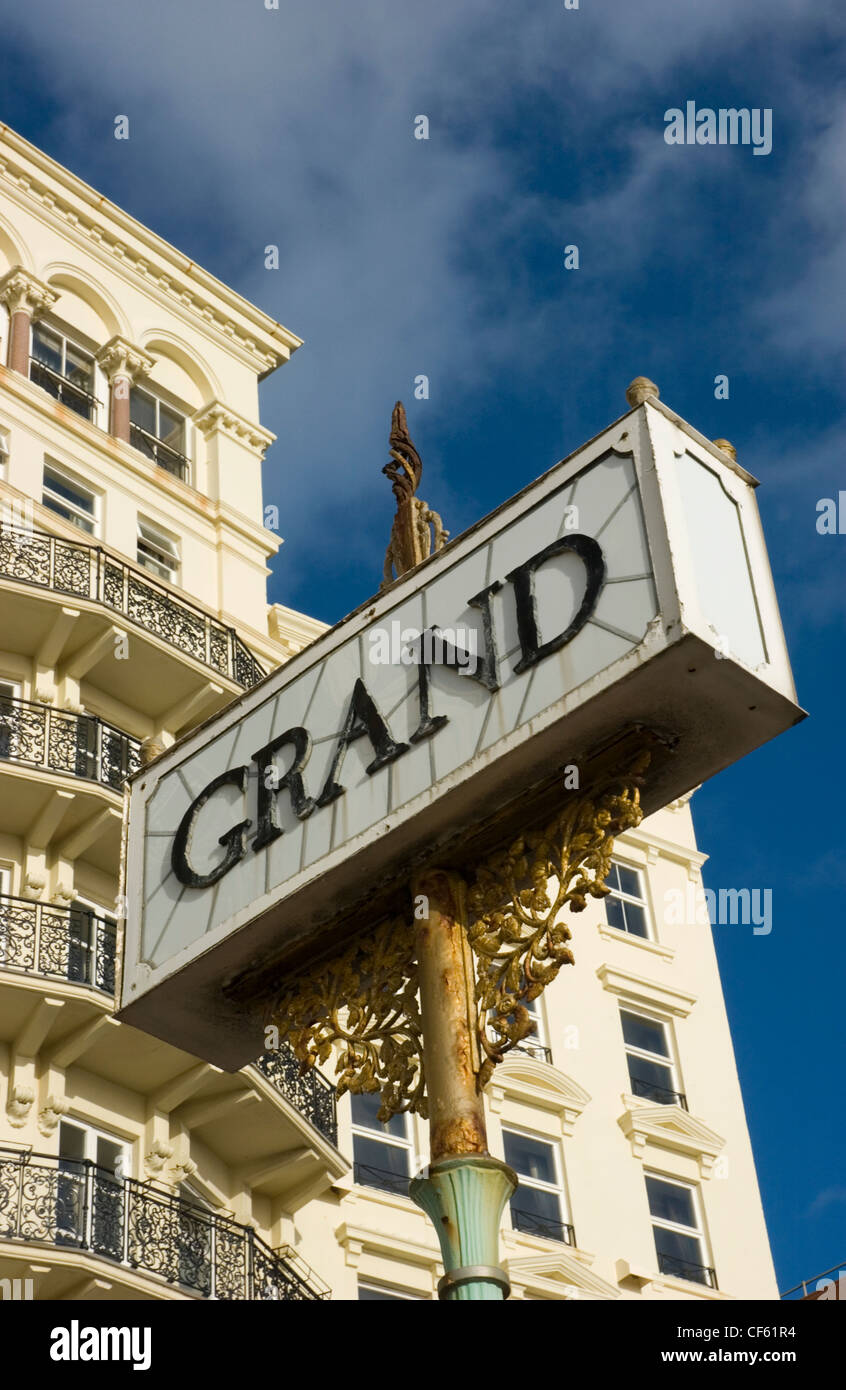 Das Zeichen außerhalb The De Vere Grand Hotel in Brighton. Stockfoto