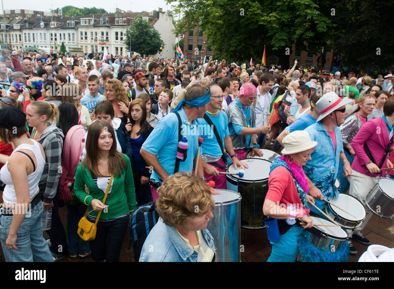 Massen ankommen im Preston Park in Brighton für die jährliche Gay Pride-Veranstaltung. Stockfoto