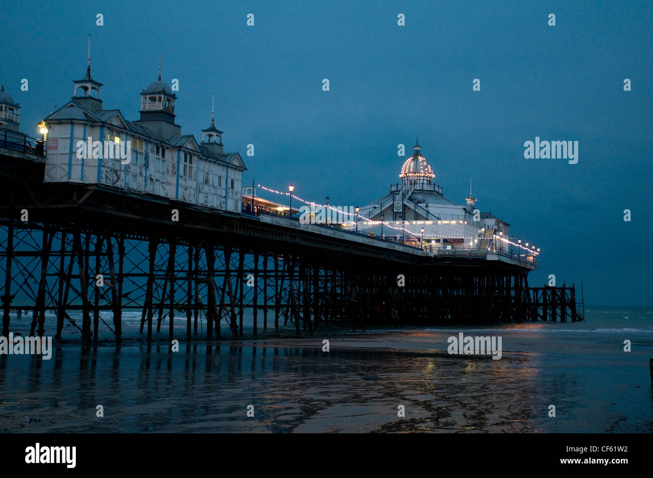 Ein Blick auf Eastbourne Pier in der Abenddämmerung. Stockfoto