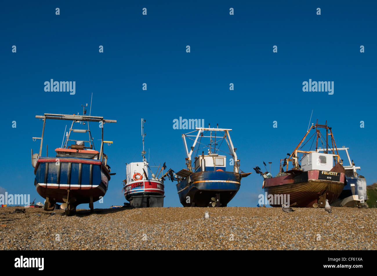 Angelboote/Fischerboote am Strand von Hastings an der Küste von East Sussex. Stockfoto