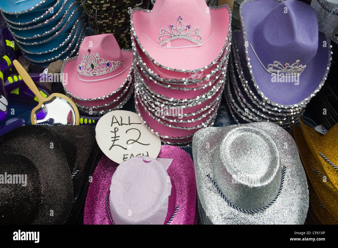 Eine Auswahl an bunten Hüte zum Verkauf an Brighton Pride, Brighton ist jährliche Gay Pride feiern. Stockfoto