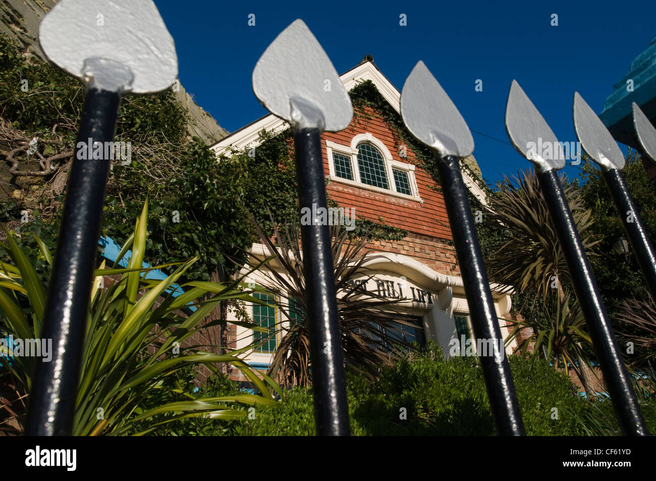 Die Unterseite des East Hill Lift (Cliff Railway) in Hastings. Stockfoto