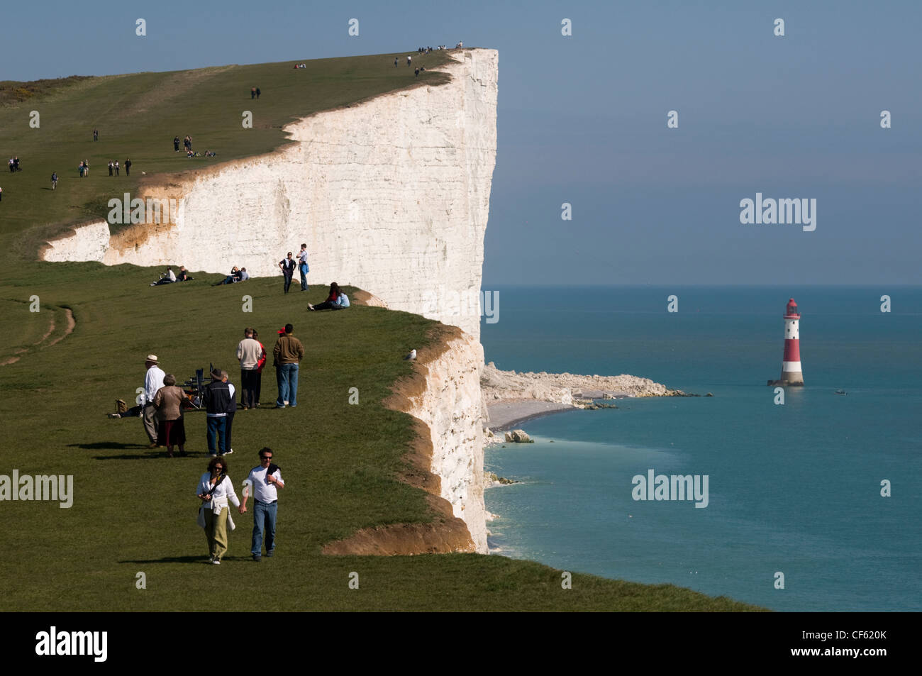 Menschen zu Fuß entlang der prekären Klippe von Beachy Head auf der Küste von East Sussex. Stockfoto