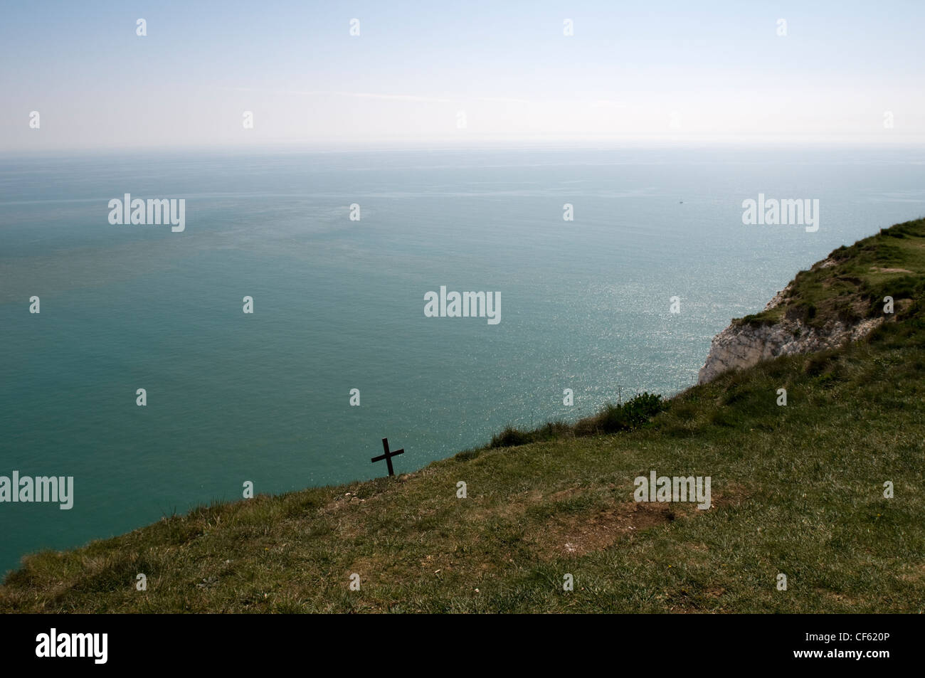 Ein Kreuz links am Rand der Klippen bei Beachy Head auf der Küste von East Sussex. Stockfoto