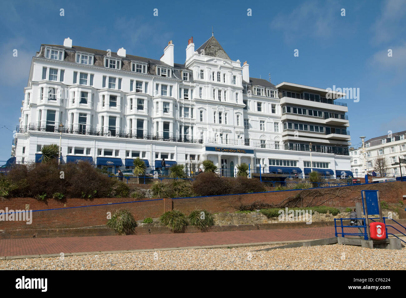 Das Cavendish Hotel an der Strandpromenade in Eastbourne. Stockfoto