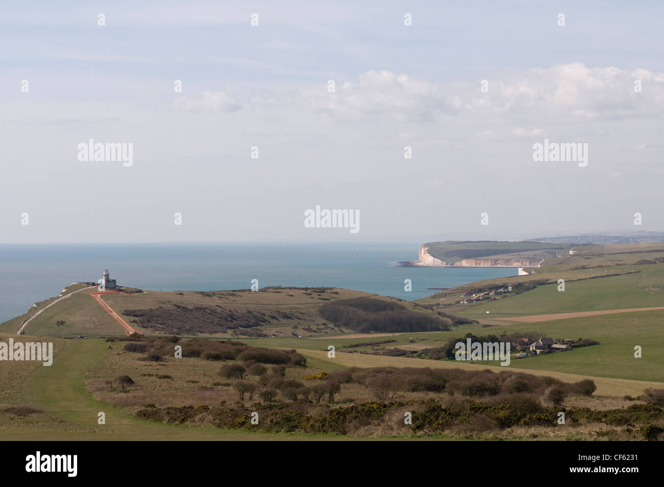 Ein Blick von Beachy Head Blick nach Westen entlang der Küste mit dem Belle Tout Leuchtturm in der Ferne sehen. Stockfoto