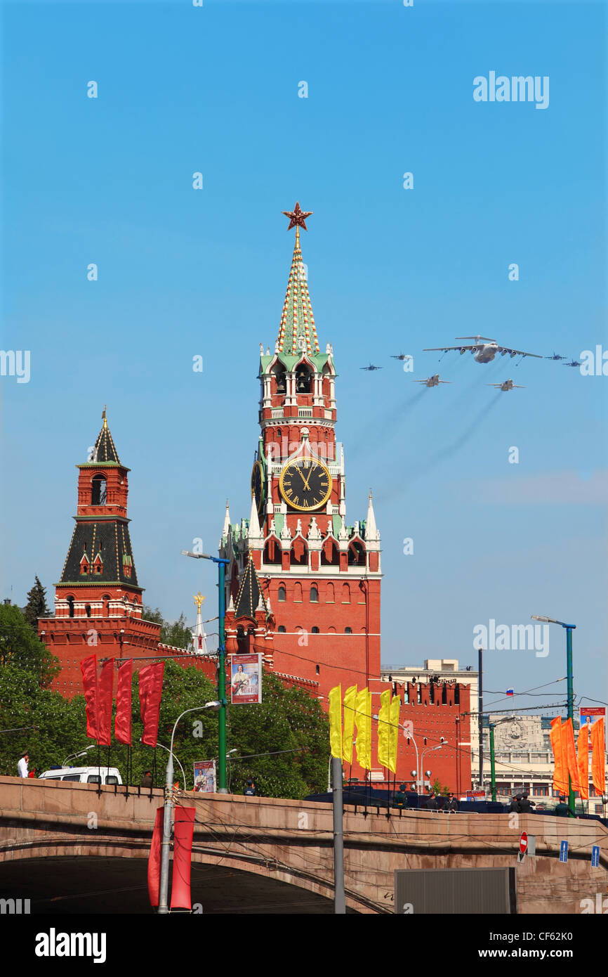 Moskau Mai 9 Flugzeuge fliegen über Red Square Spasskaya Tower Parade Ehren großen Vaterländischen Krieges Sieg 9. Mai 2010 Moskau-Russland Stockfoto