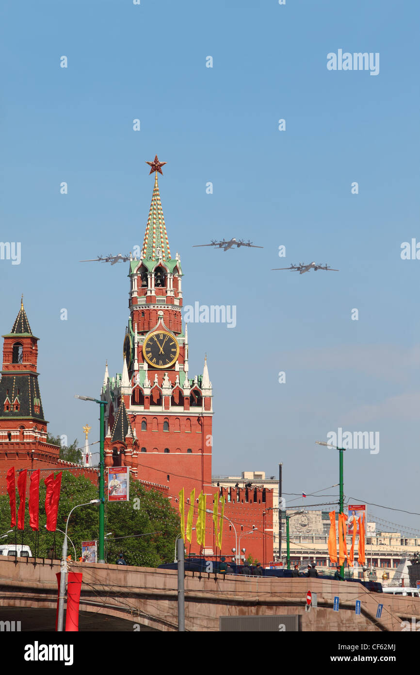 Moskau Mai 9 3 Tu-95ms große viermotorige Turboprop angetrieben strategischer Bomber Rakete Plattform Flugzeuge über dem Roten Platz fliegen Stockfoto