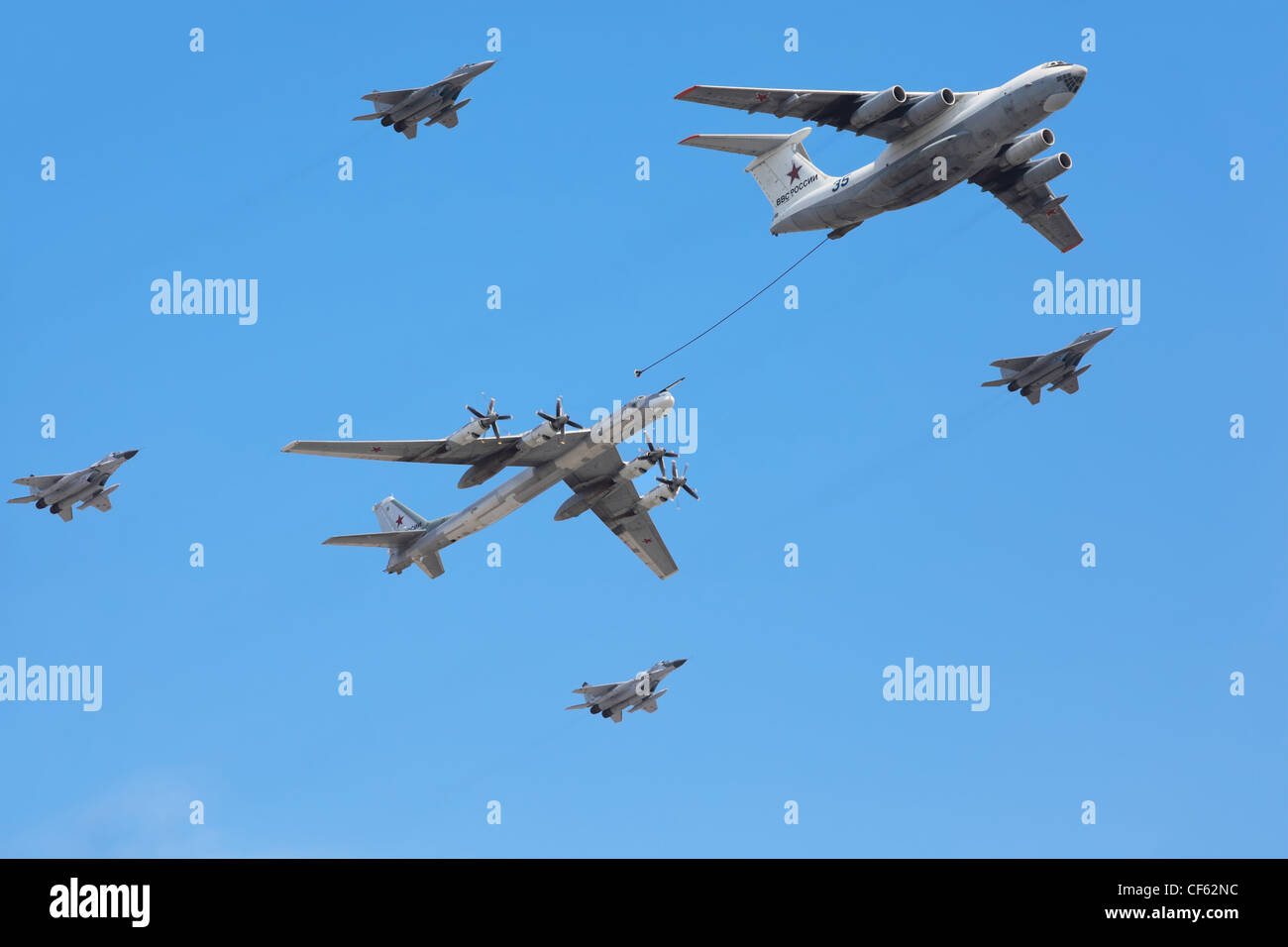 Moskau Mai 9 Il-76 Tu-95ms Flugzeuge begleitet von Gruppe Kämpfer Mig-29 Parade zu Ehren großen Vaterländischen Krieges Sieg 9. Mai 2010 Stockfoto
