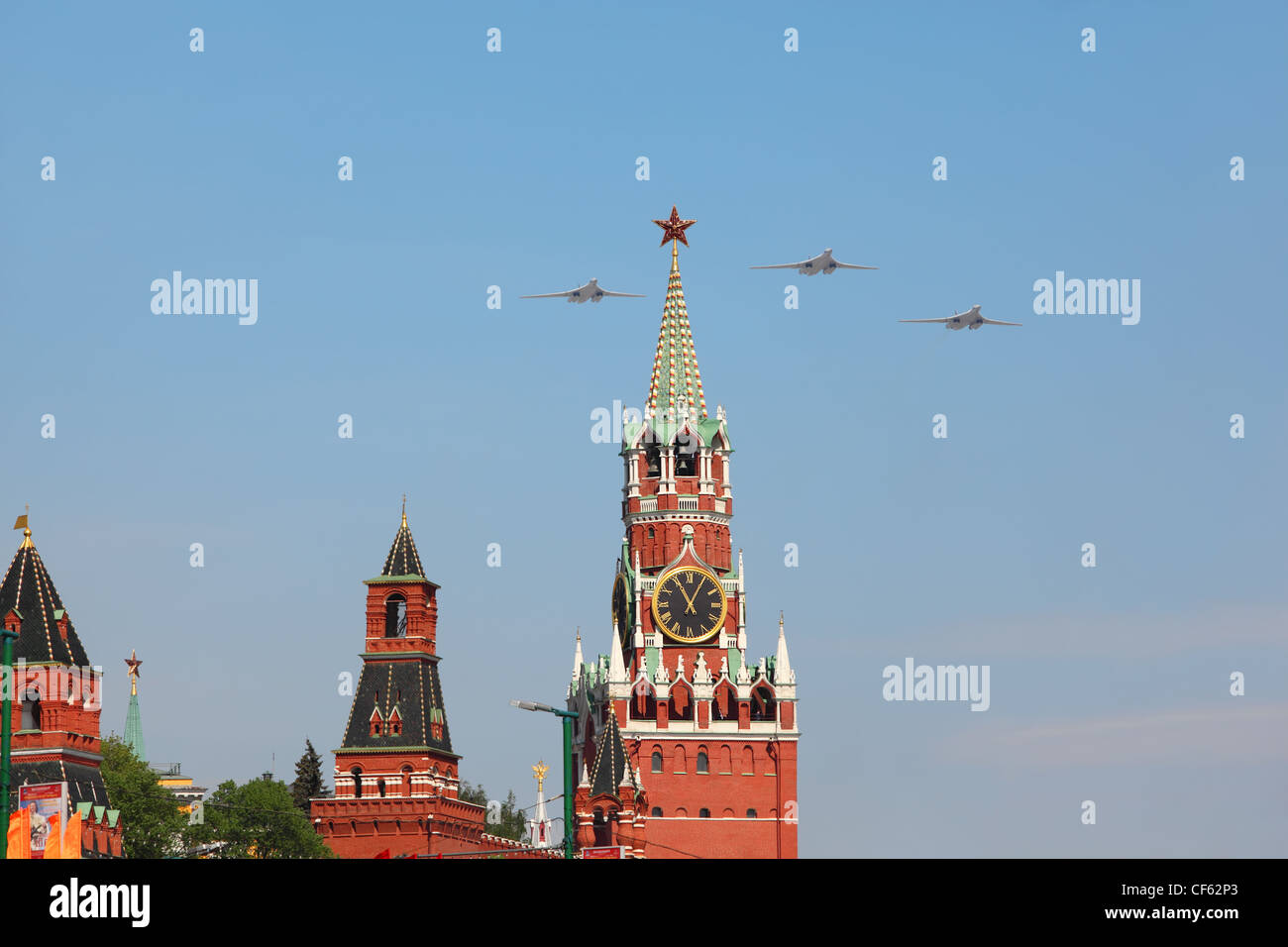 Moskau 9.Mai Überschall-Variable-Sweep Flügel schweren strategischen Tu-160 Flugzeuge fliegen über Red Square Spasskaya Tower Siegesparade Stockfoto