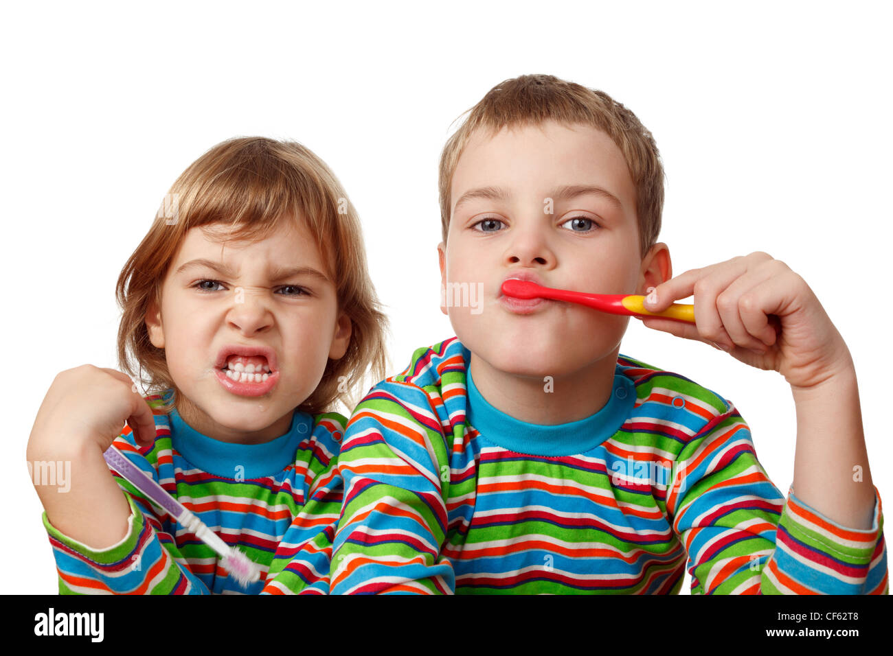 Bruder und Schwester im gleichen Hemden putzen ihre Zähne auf weißem Hintergrund. Close-up. Isoliert. Stockfoto