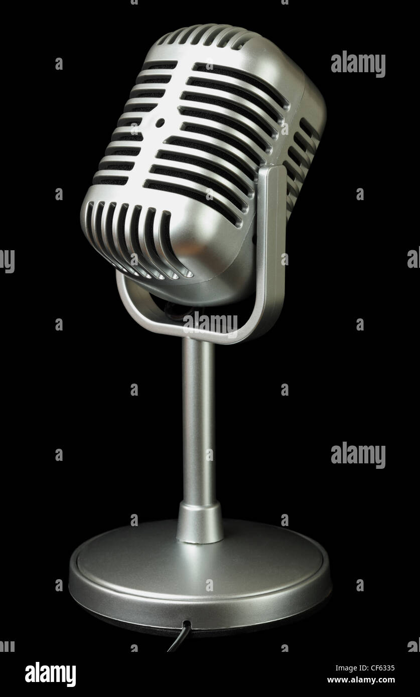 Kunststoff-Studio Mikrofon metallische Farbe auf Sockel, Seitenansicht, isoliert auf schwarz Stockfoto