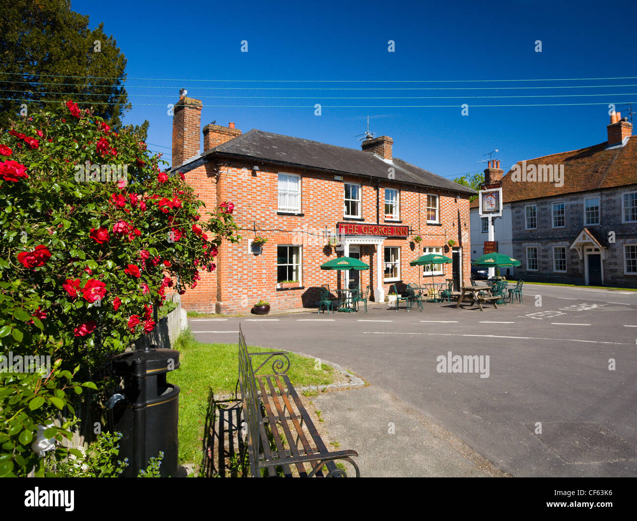 Das George Inn Pub im Dorf St. Mary Bourne in der Nähe von Andover. Stockfoto