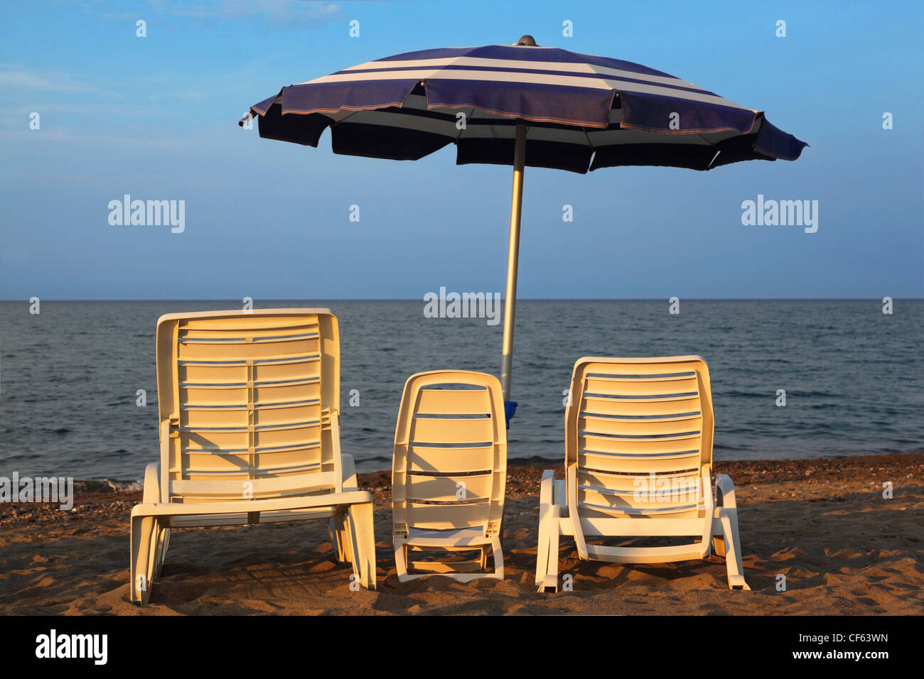 MANDATORICCIO Italien тАУ JULE 20 drei Liegestühle am Strand Jule 20 2010 Mandatoriccio Kalabrien Italien Kalabrien besucht Stockfoto