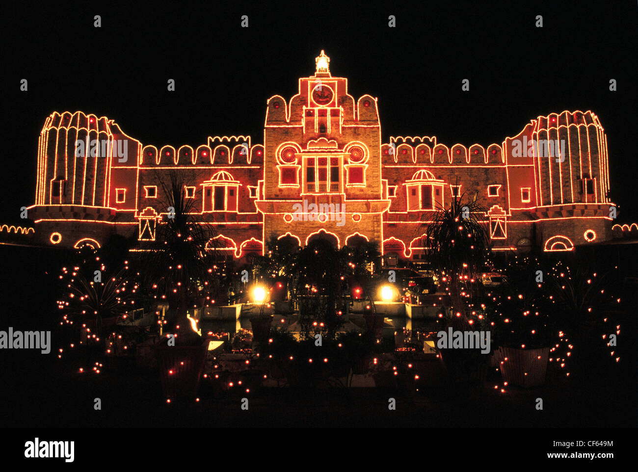 Beleuchtete Gebäude zum Zeitpunkt des Diwali, das hinduistische Lichterfest (Indien) Stockfoto