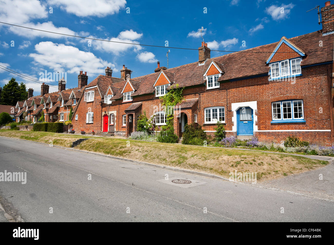 Eine Reihe von Hütten mit bunten Türen in großes Bedwyn. Stockfoto