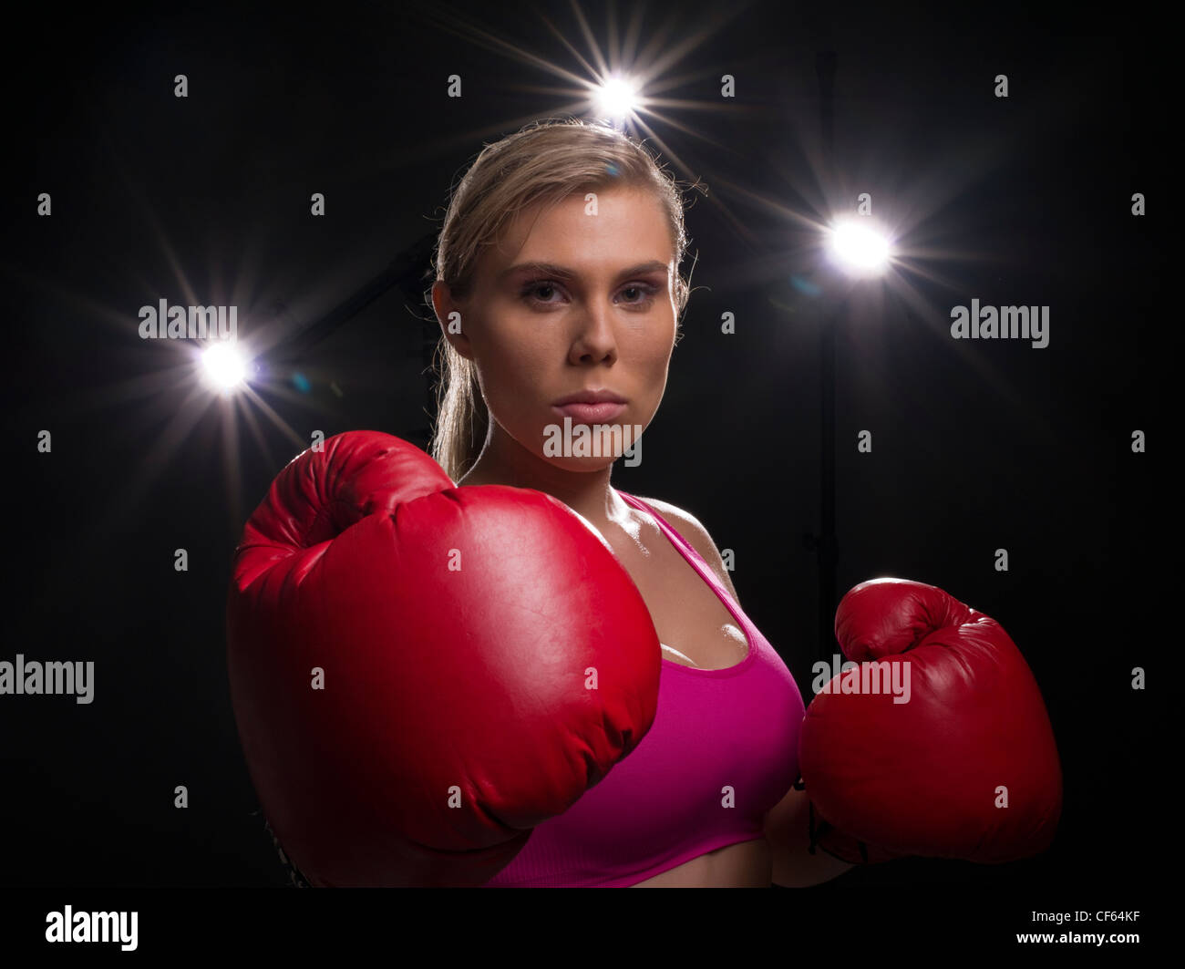 Boxerin mit Boxhandschuhen Stockfoto