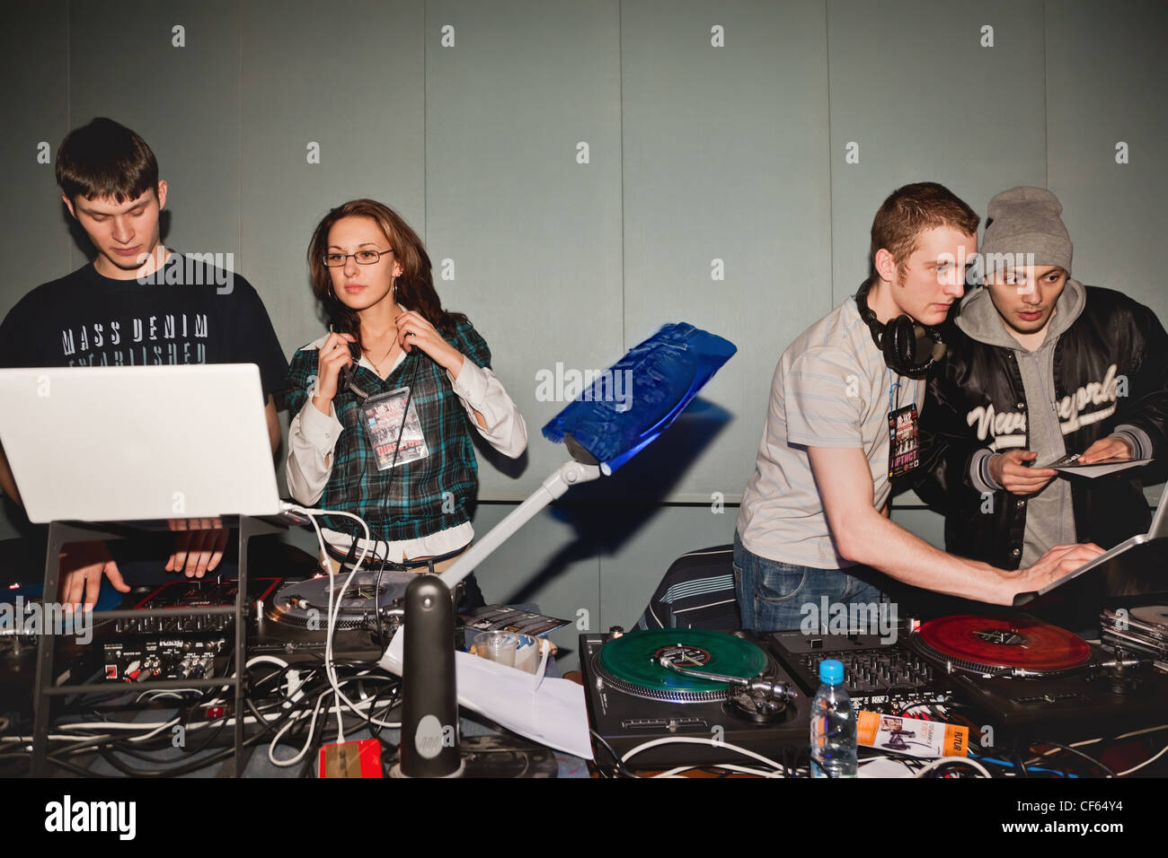 Moskau 27 März Direktor DJ Teilnehmer in der Nähe von DJ-Equipment Wettbewerb Hip Hop International Cup Russland 27. März 2010 Moskau Stockfoto