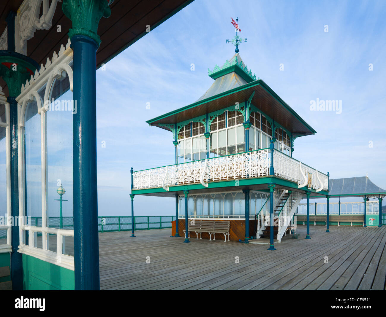 Pagode-Stil Pavillon auf dem Molenkopf Clevedon Pier, die nur völlig intakt, Grade 1 aufgeführten Pier im Land. Stockfoto