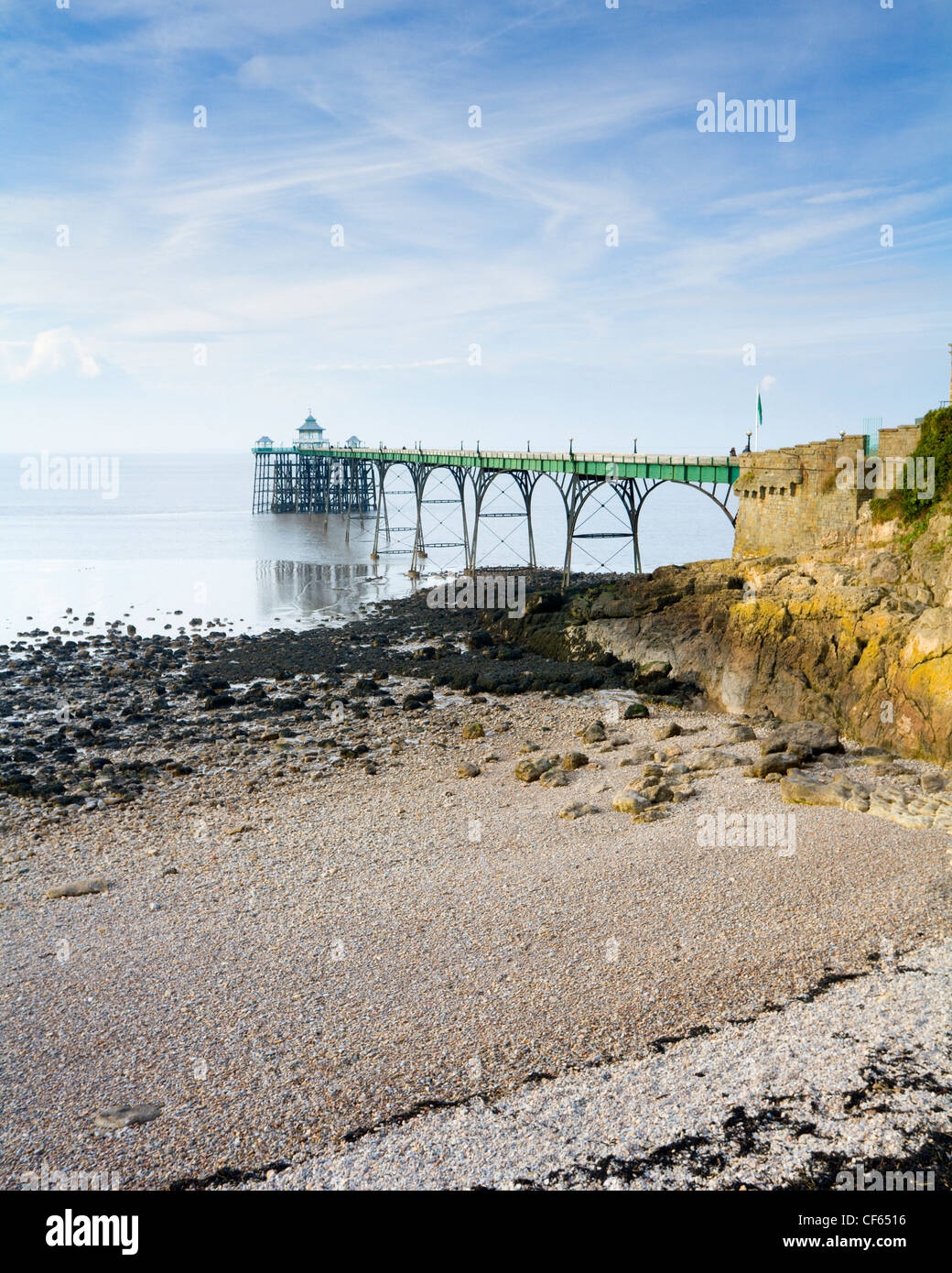 Clevedon Pier auf der englischen Seite der Mündung des Severn, eines der schönsten erhaltenen viktorianischen Piers im Land. Stockfoto