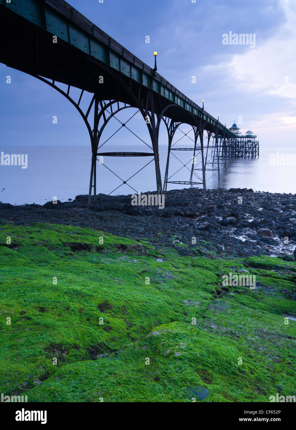 Clevedon Pier, einem der schönsten erhaltenen viktorianischen Piers in dem Land, in der Dämmerung. Stockfoto