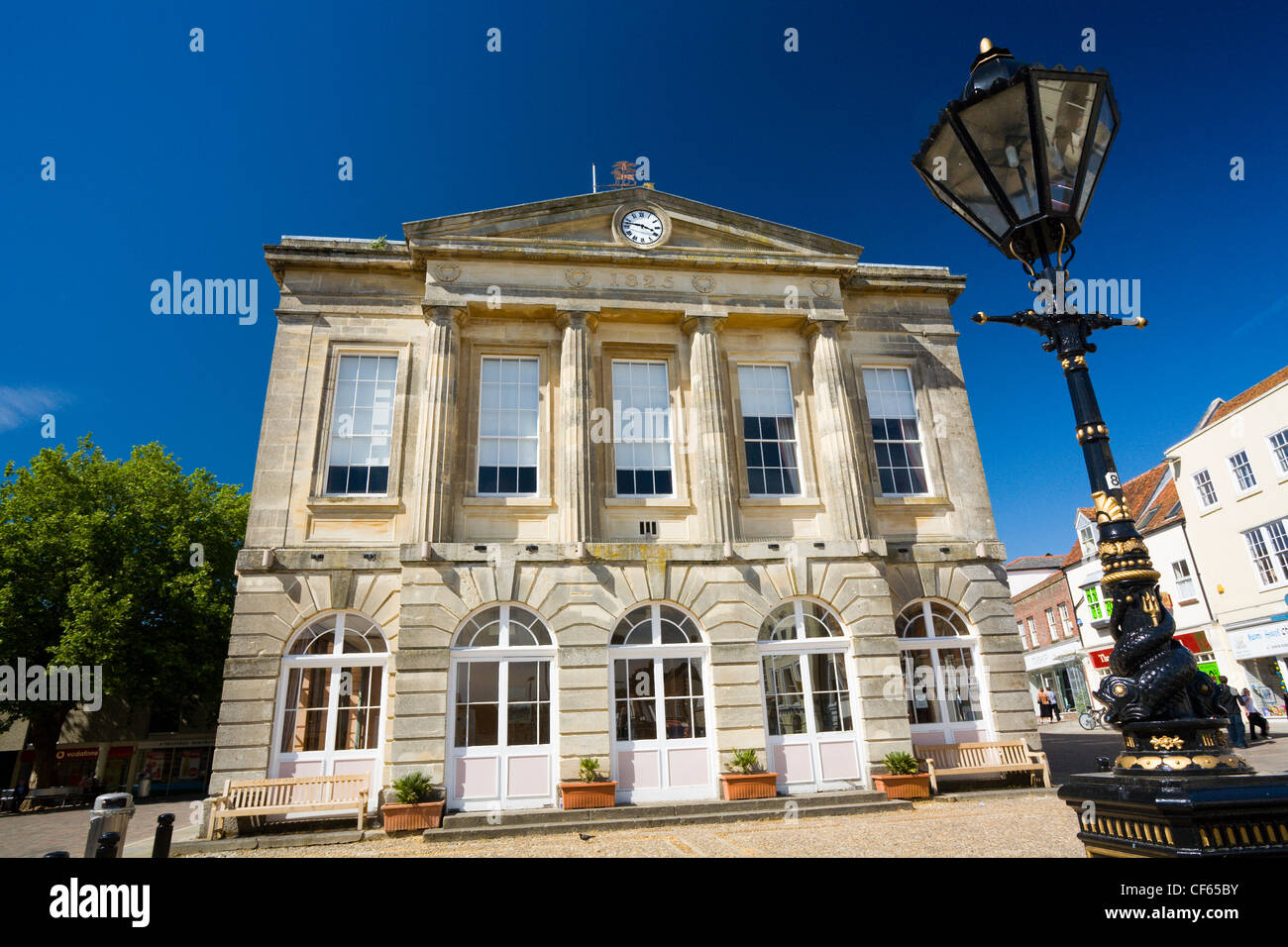 Eine viktorianische Lampe und Trinkbrunnen außerhalb Andover Rathaus, erbaut im Jahre 1825, in der High Street. Stockfoto